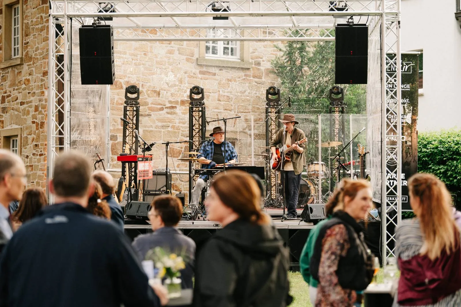 Live-Band beim WERKSTATT Open Air, Publikum vor der Bühne