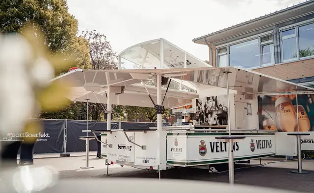 Mobiler Ausschankwagen mit Zapfanlage, aufgebaut bei Tageslicht