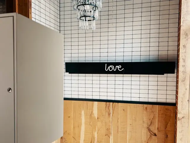 Fotobox vor Love-Leuchtschrift