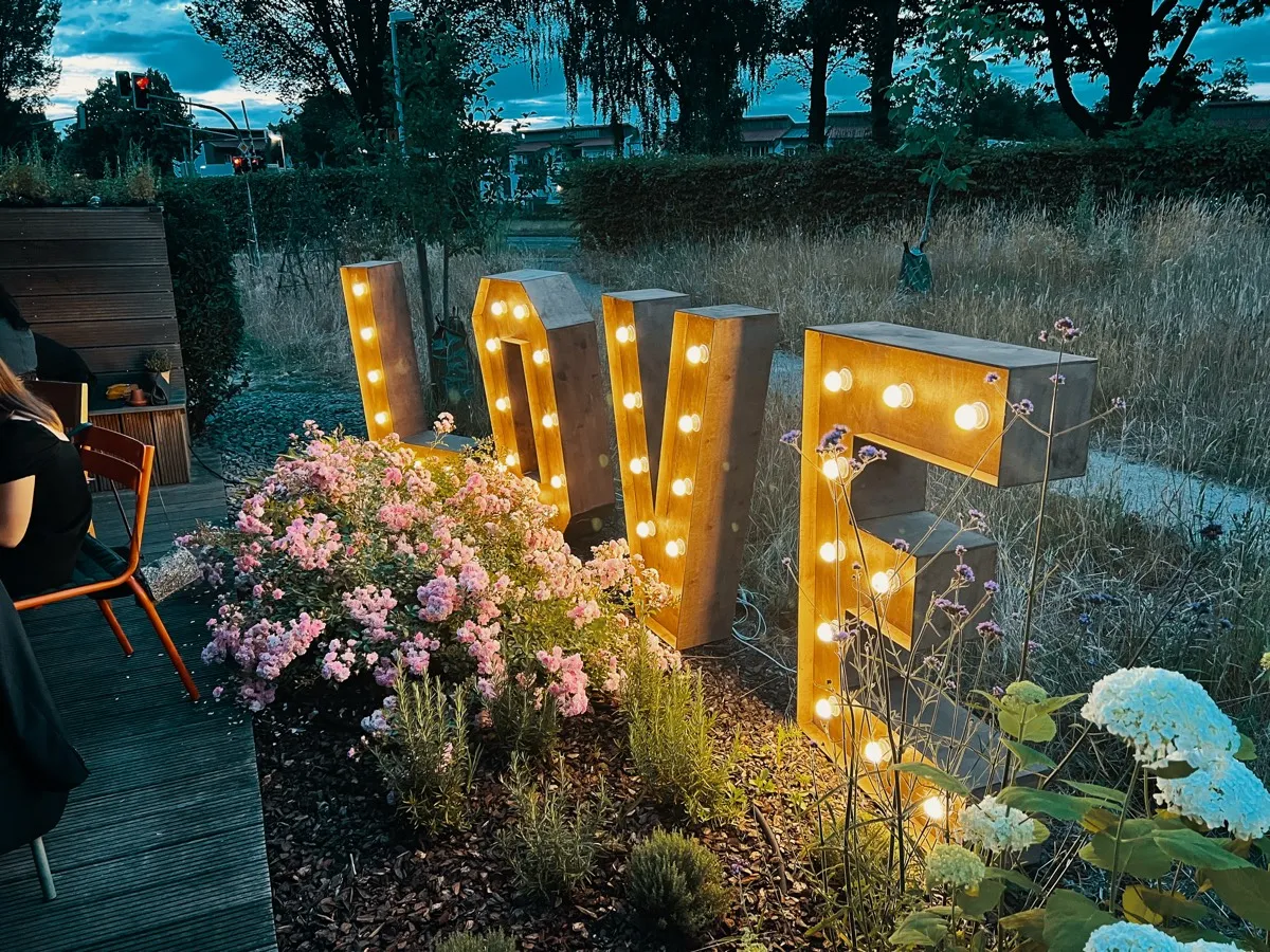 XXL LED Love-Buchstaben im Garten am Abend, beleuchtet