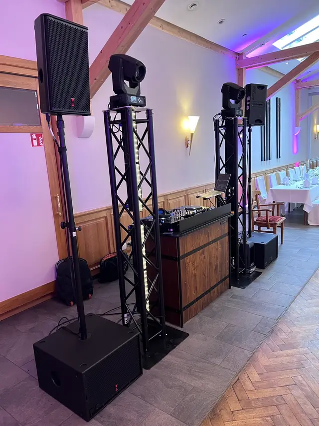 DJ-Pult mit violettem Licht in einer Empfangshalle