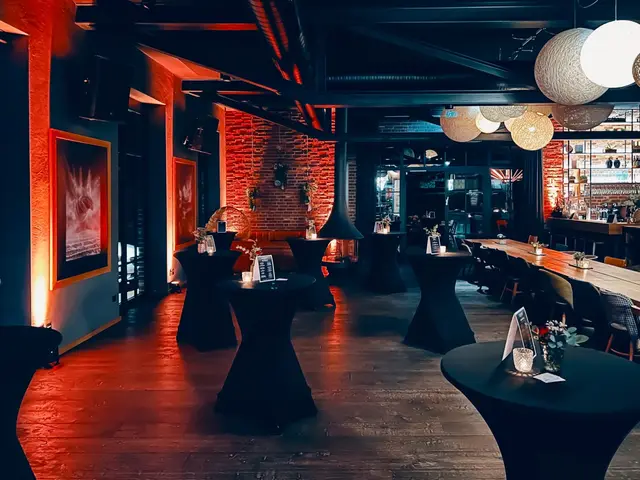 Loungebereich am Abend mit Kerzenlicht und Stehtischen