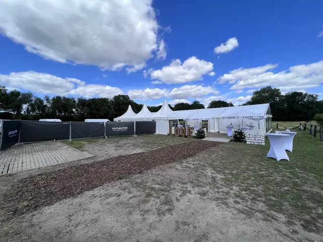Zeltanlage mit Pagodenzelten und Rindenmulchweg bei Sonnenschein