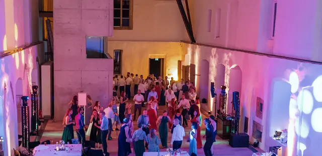 Blick von der Empore auf eine volle Tanzfläche im historischen Saal, Truss Tower black an beiden Seiten