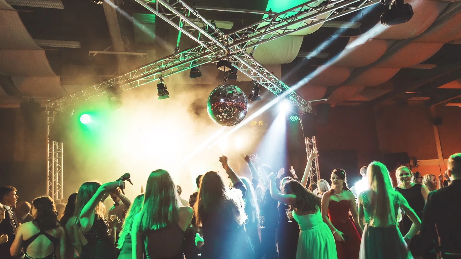 Volle Tanzfläche im Gegenlicht, Discokugel
