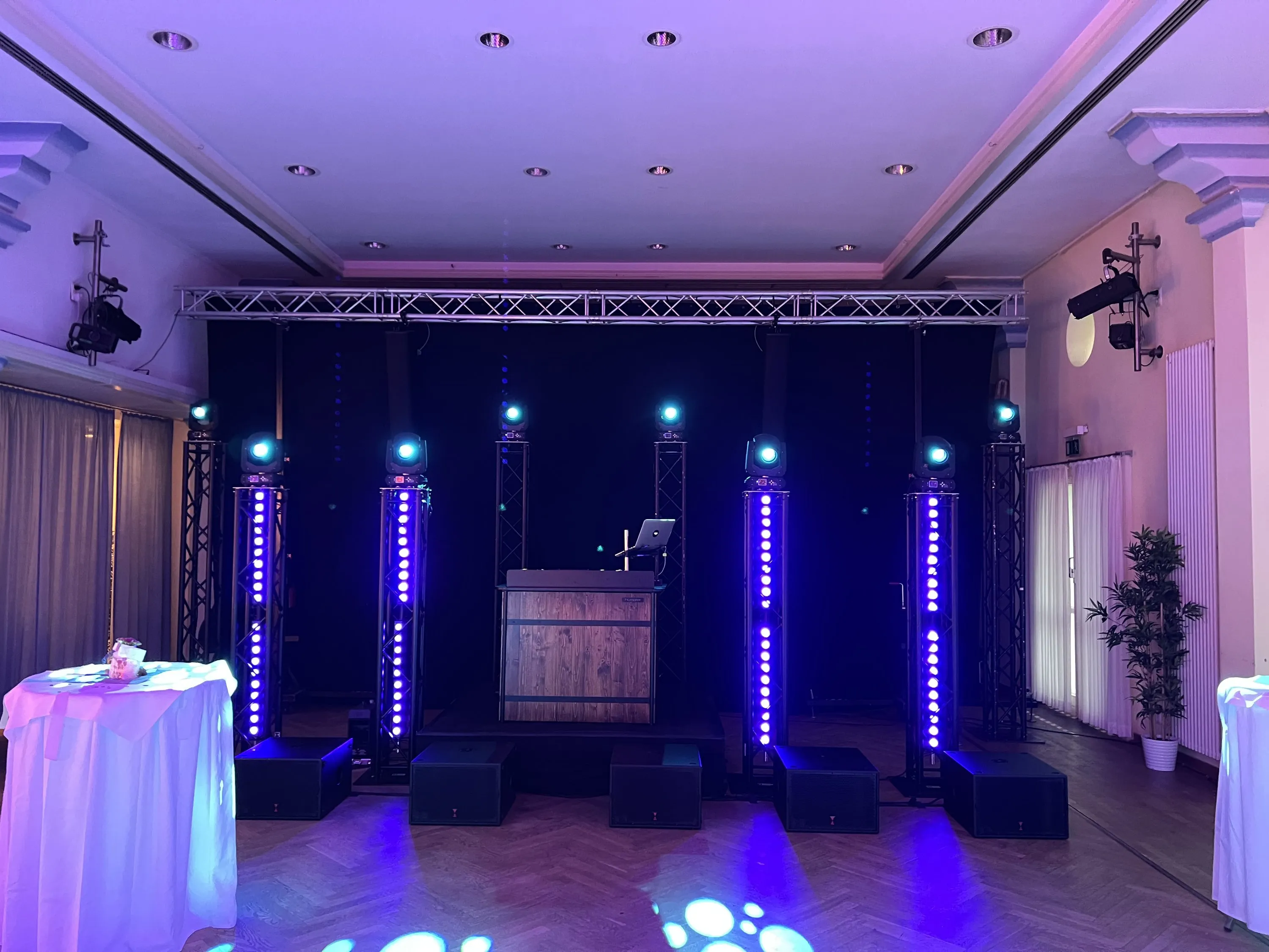 Acht Truss Tower black in einem historischen Festsaal, DJ-Pult mittig