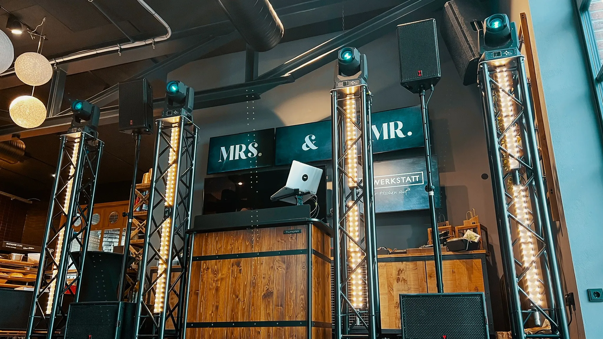 Vier Truss Tower black in einer Eventlocation, Bodenperspektive, DJ-Pult in der Mitte